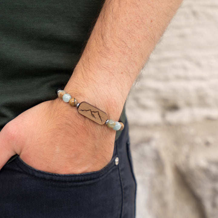Graviertes Armband mit Berglandschaft auf Nussbaumholz – blauer Calcit, schwarzer Onyx und personalisierbare Rückseite