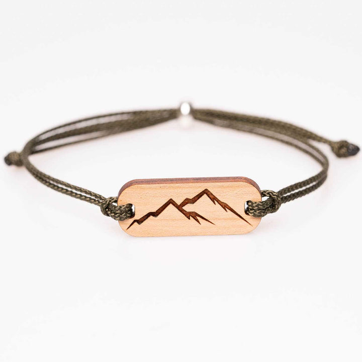 Personalisiertes Holzarmband aus Kirschholz mit filigraner Berg Silhouette Gravur, olivgrünes Nylonband, handgemachter Naturschmuck – perfektes Geschenk für Bergliebhaber und Outdoor-Fans