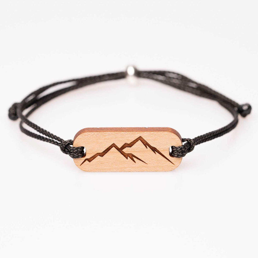 Kirschholz-Armband mit gravierter Berg Silhouette, schwarzes Nylonband, personalisierbarer Holzschmuck – Geschenkidee für Naturfreunde, Wanderer oder Bergsteiger