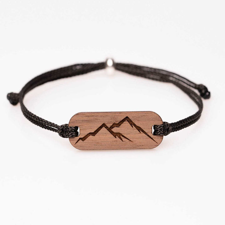 Nussbaumholz-Armband mit schlichter Berg Silhouette Gravur, schwarzes Nylonband, individuelles und personalisierbares Holzarmband – ideale Geschenkidee für Bergbegeisterte