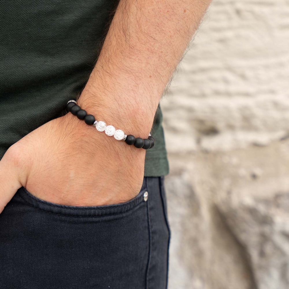 Getragenes Edelsteinarmband aus Bergkristall und schwarzem Onyx – klarer, energetischer Schmuck am Handgelenk