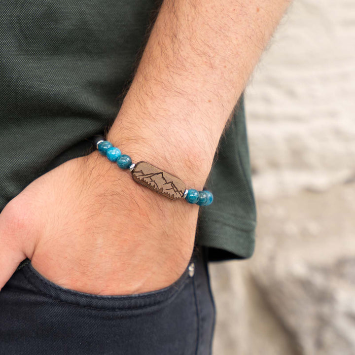 Edelsteinarmband mit Bergsilhouette auf Nussbaumholz – kombiniert mit Apatit und schwarzem Onyx für ausdrucksstarken Natur-Look