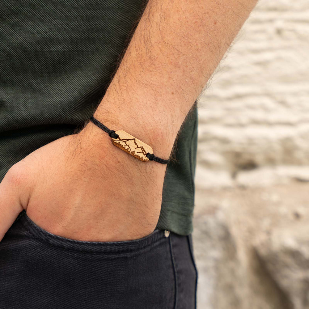 Armband mit Bergsilhouette auf Kirschholz – minimalistischer Holzschmuck mit schwarzem Nylonband