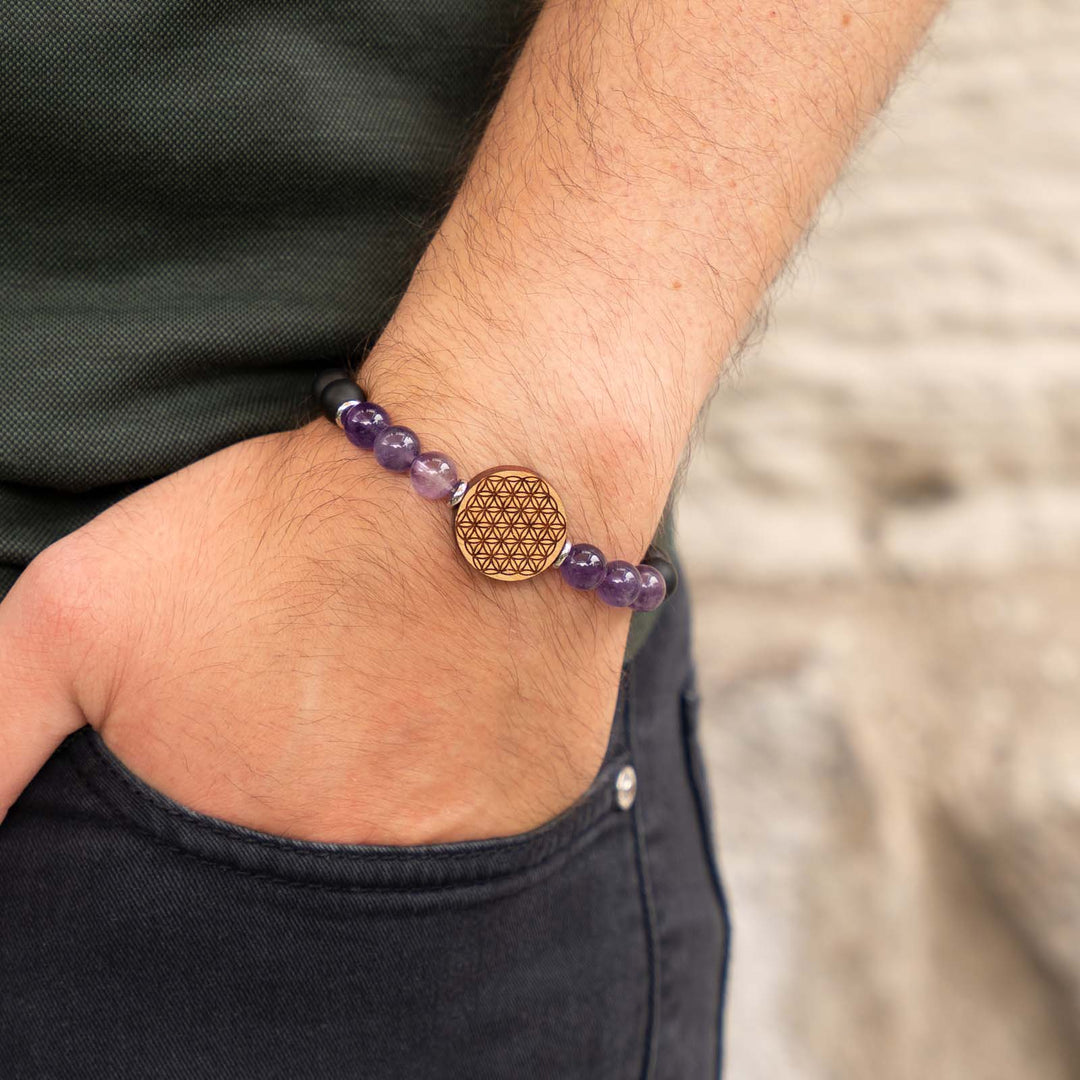 Edelsteinarmband mit Blume des Lebens auf Kirschholz – kombiniert mit Amethyst und schwarzem Onyx als spiritueller Holzschmuck