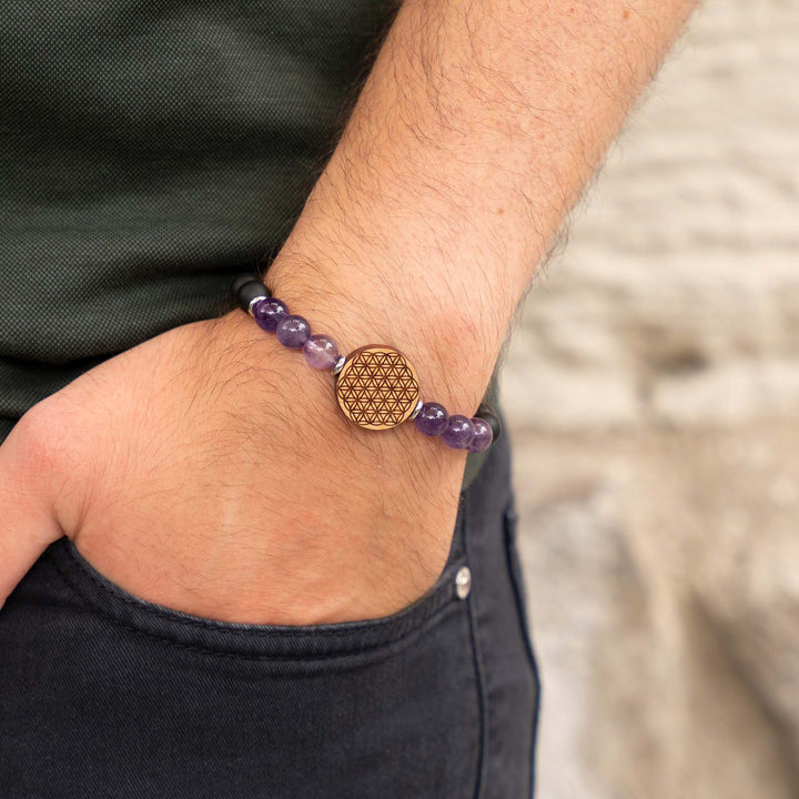 Edelsteinarmband mit Blume des Lebens auf Kirschholz – kombiniert mit Amethyst und schwarzem Onyx als spiritueller Holzschmuck