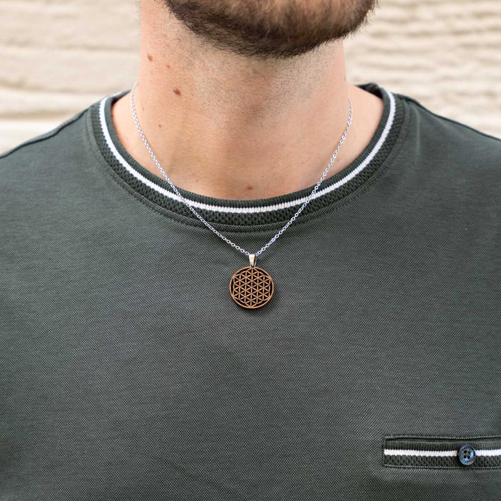 Blume des Lebens Amulett aus Nussbaumholz – filigraner Naturanhänger in Größe S mit symbolischer Gravur