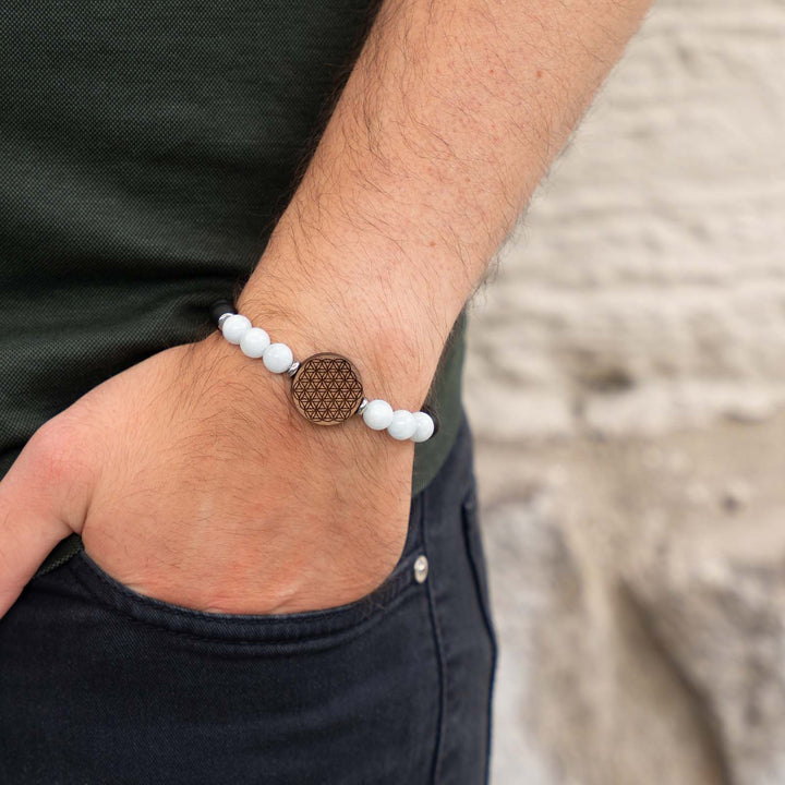 Blume des Lebens auf Nussbaumholz – Edelsteinarmband mit Aquamarin, schwarzem Onyx und individuell gravierbarer Rückseite