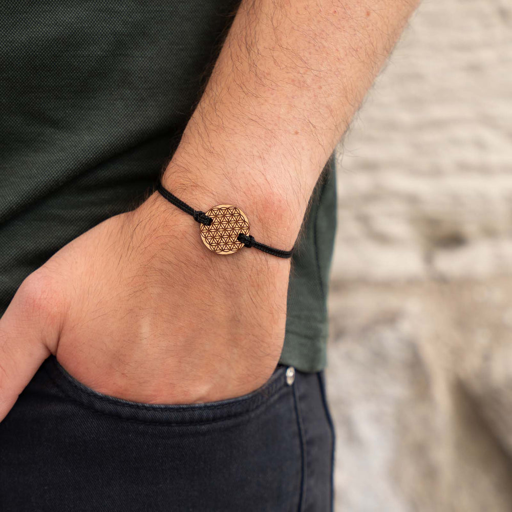 Armband mit Blume des Lebens auf Kirschholz – spiritueller Holzschmuck mit schwarzem Nylonband
