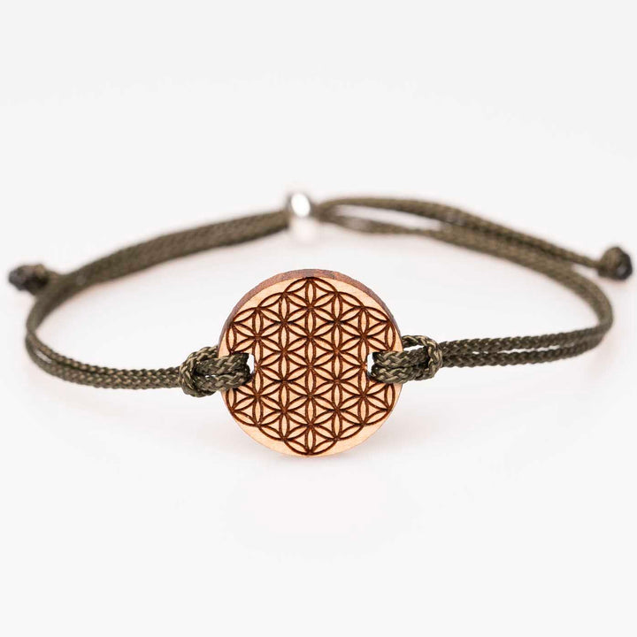Kirschholz-Armband mit gravierter Blume des Lebens und olivgrünem Nylonband, spiritueller Holzschmuck als personalisierte Geschenkidee