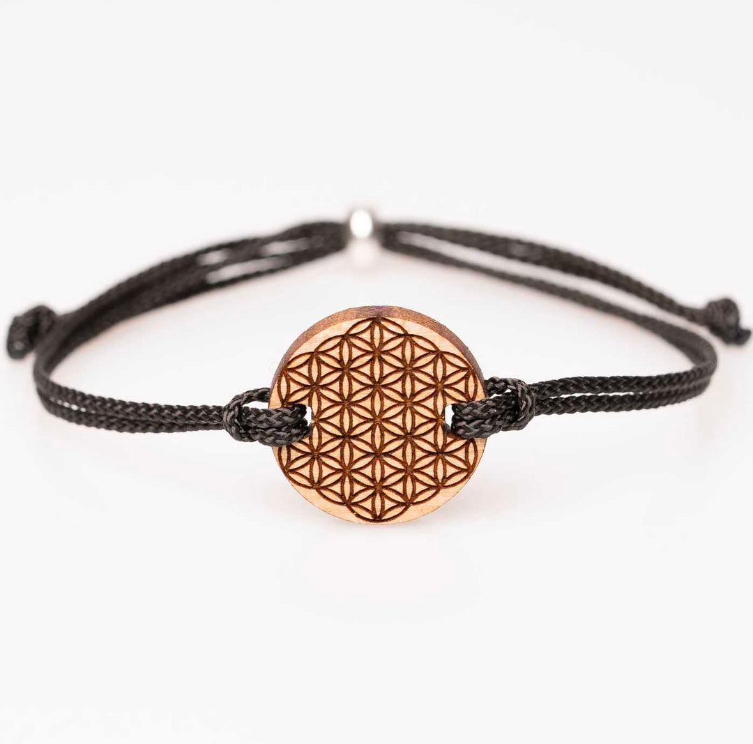 Handgefertigtes Kirschholz-Armband mit eingravierter Blume des Lebens, schwarzes Nylonband, personalisierbarer Holzschmuck – stilvolles spirituelles Geschenk