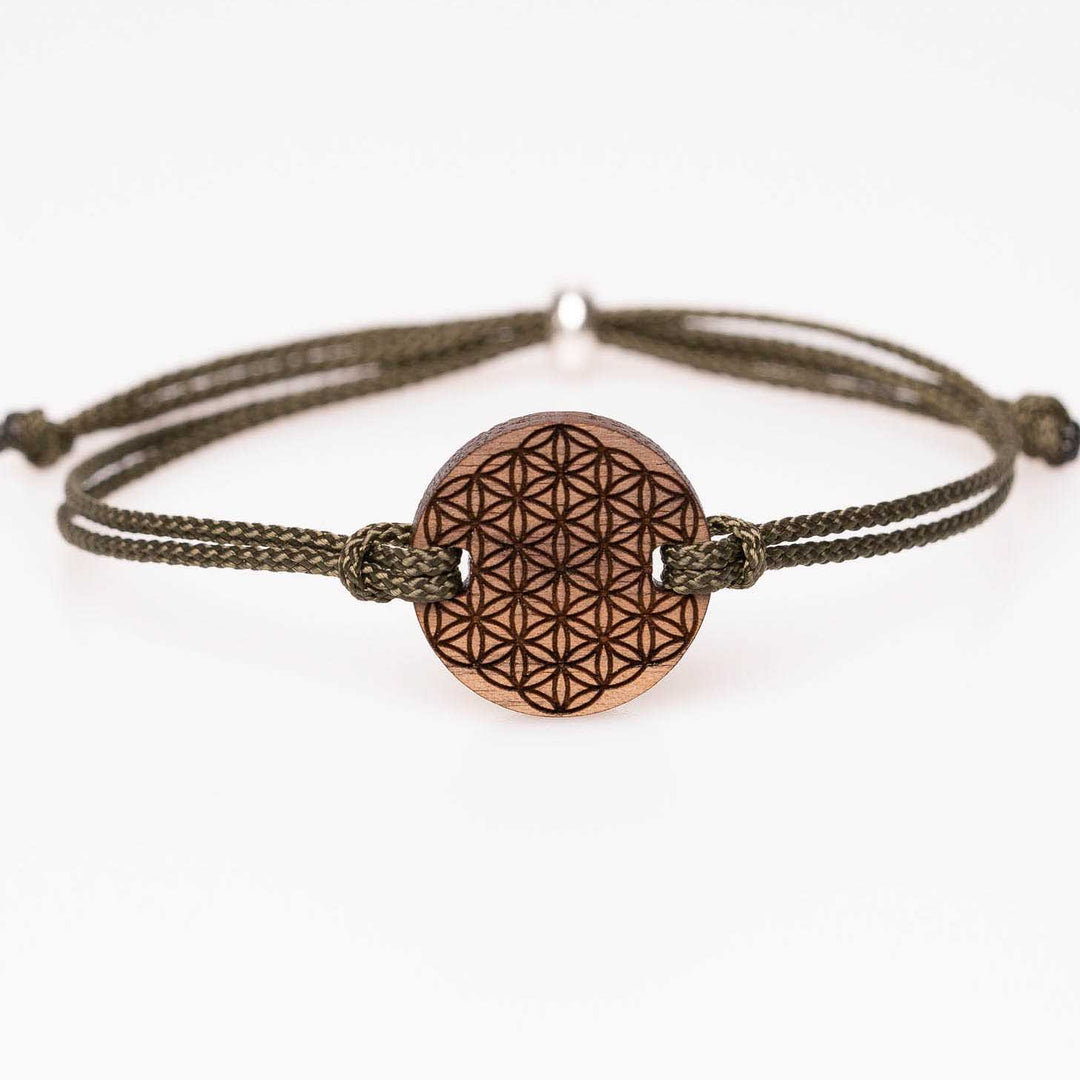 Edles Nussbaumholz-Armband mit Blume des Lebens Gravur, olivgrünes Nylonband, einzigartiger personalisierter Holzschmuck – ideale Geschenkidee für spirituelle Menschen