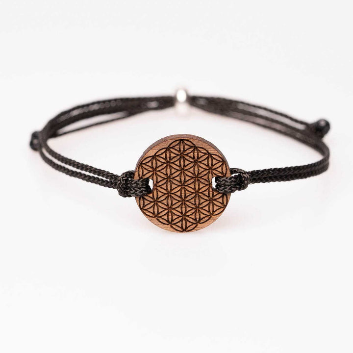 Nussbaum-Armband mit fein gravierter Blume des Lebens, schwarzes Nylonband, personalisierbares Holzschmuckstück als besonderes spirituelles Geschenk