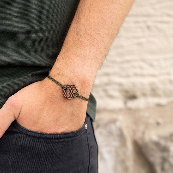 Graviertes Armband mit Blume des Lebens auf Nussbaumholz – handgefertigter Schmuck mit olivgrünem Band und tiefer Symbolik