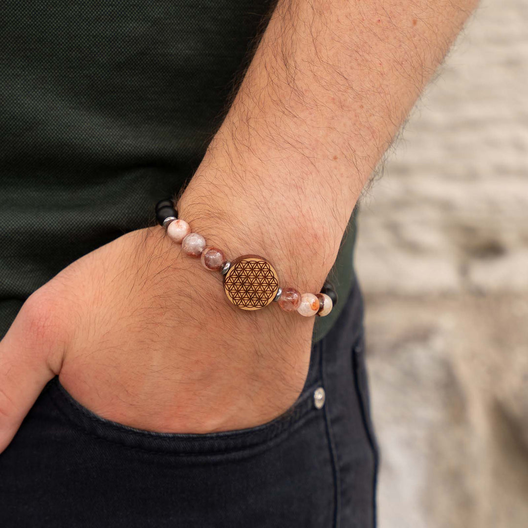 Graviertes Armband mit Blume des Lebens auf Kirschholz – kombiniert mit rotem Hematoid und schwarzem Onyx für energetischen Edelsteinschmuck