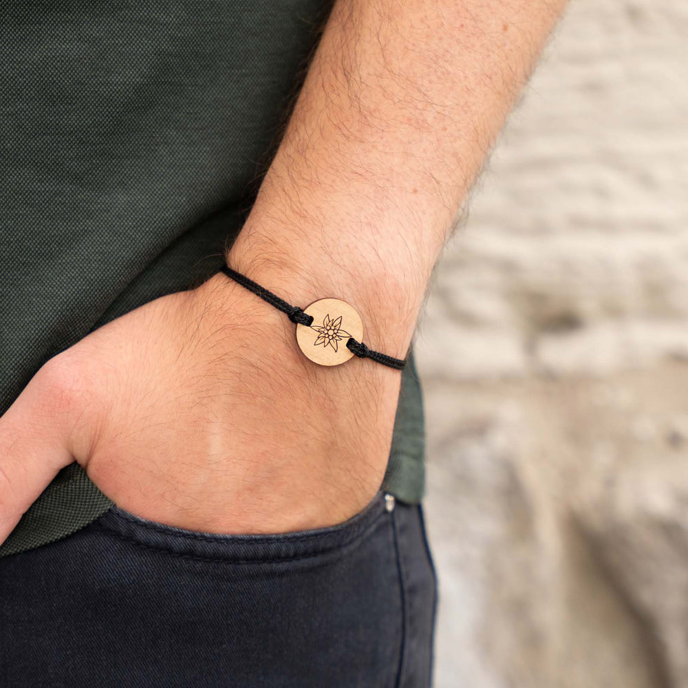Armband mit Edelweißgravur auf Kirschholz – alpiner Holzschmuck mit schwarzem Nylonband