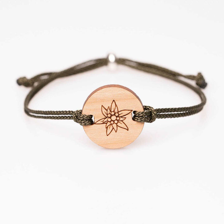 Personalisiertes Holzarmband aus Kirschholz mit Edelweiß Gravur, olivgrünes Nylonband, handgemachter Holzschmuck – ideales Geschenk aus den Alpen für Naturliebhaber und Bergfreunde