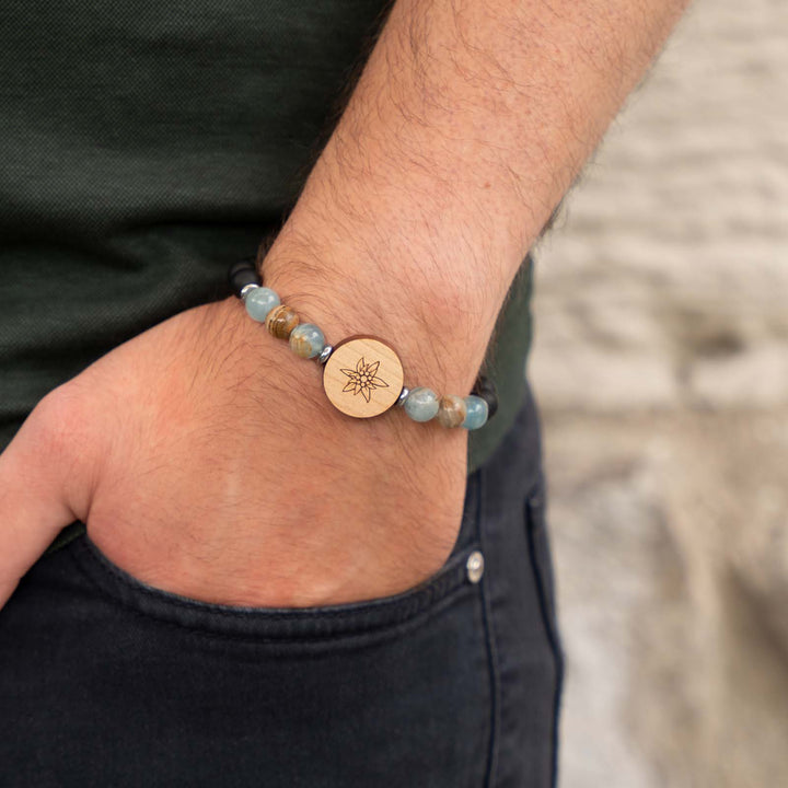 Edelsteinarmband mit Edelweißgravur auf Kirschholz – blauer Calcit, schwarzer Onyx und personalisierbare Rückseite für eine individuelle Note