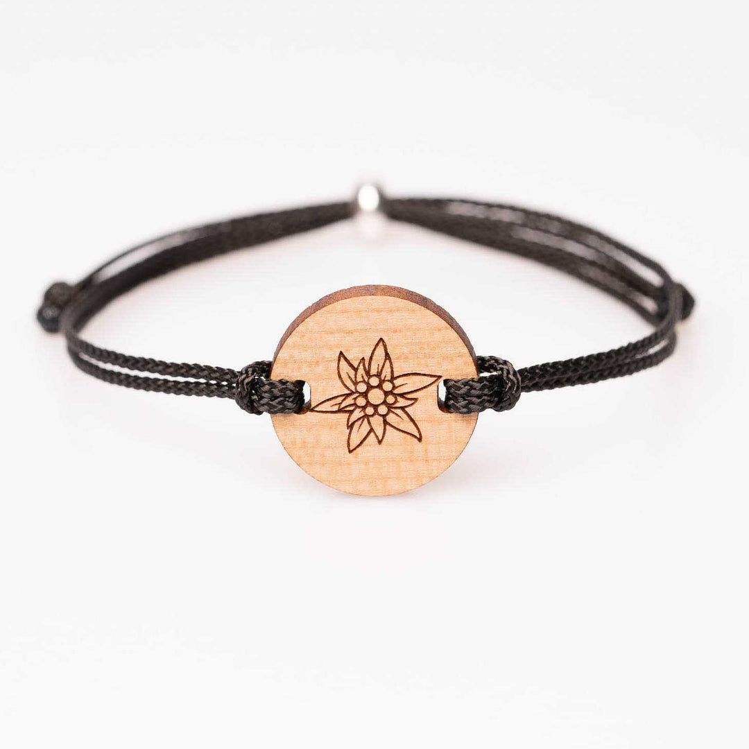 Kirschholz-Armband mit fein graviertem Edelweiß, schwarzes Nylonband, personalisierbarer Holzschmuck als alpines Geschenk für Naturfreunde und Blumenliebhaber