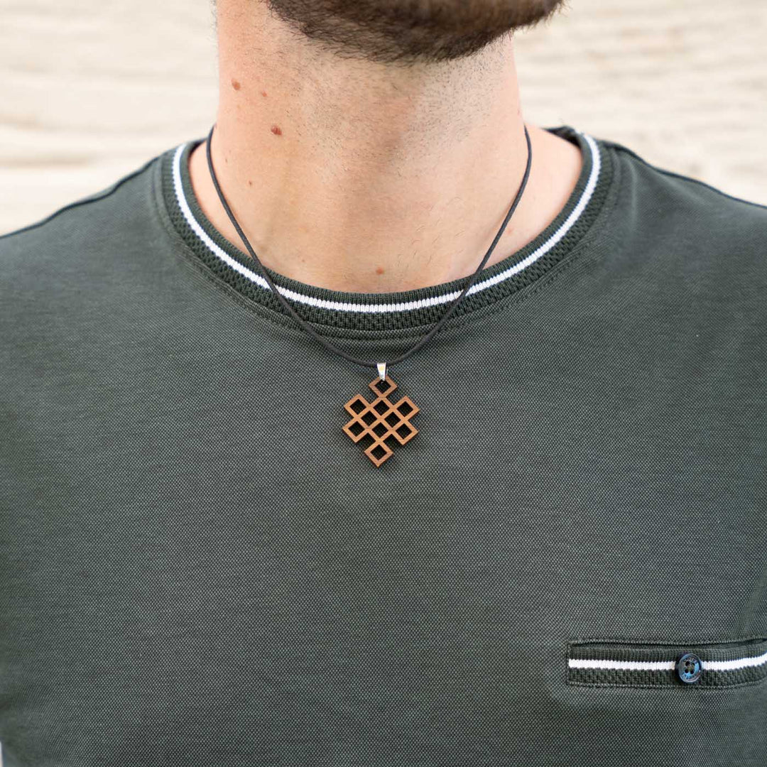 Amulett mit Endlosknoten aus Nussbaumholz – kraftvolles Symbol für Verbundenheit in Größe M