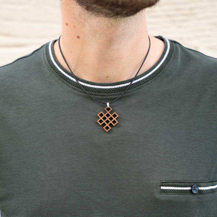 Amulett mit Endlosknoten aus Nussbaumholz – kraftvolles Symbol für Verbundenheit in Größe M