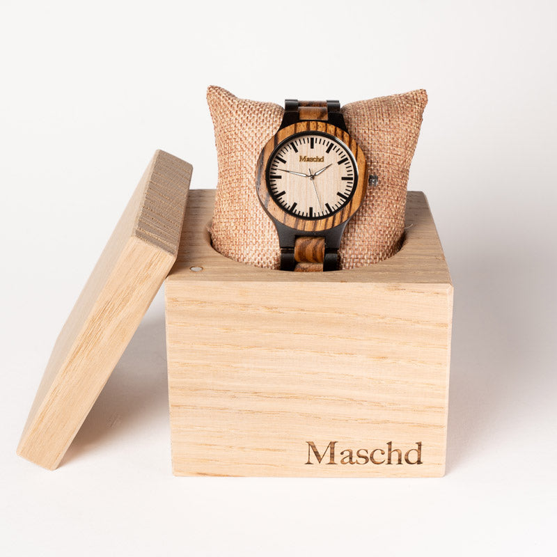 Holzuhr in der dazu passenden Verpackung es ist ein Massiver eichenwürfel