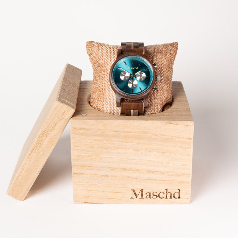 Holzuhr für Herren aus Nussbaum in der Eichenwürfel Verpackung 