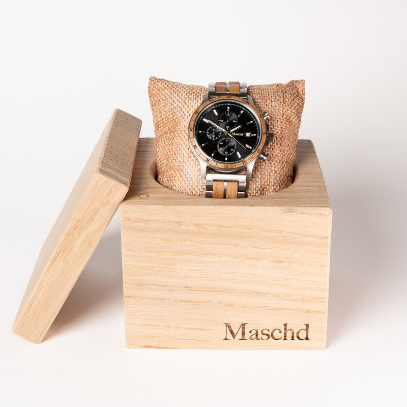 Holzuhr für Herren aus Eiche und Edelstahl in einer Passenden Eichen würfel Verpackung 