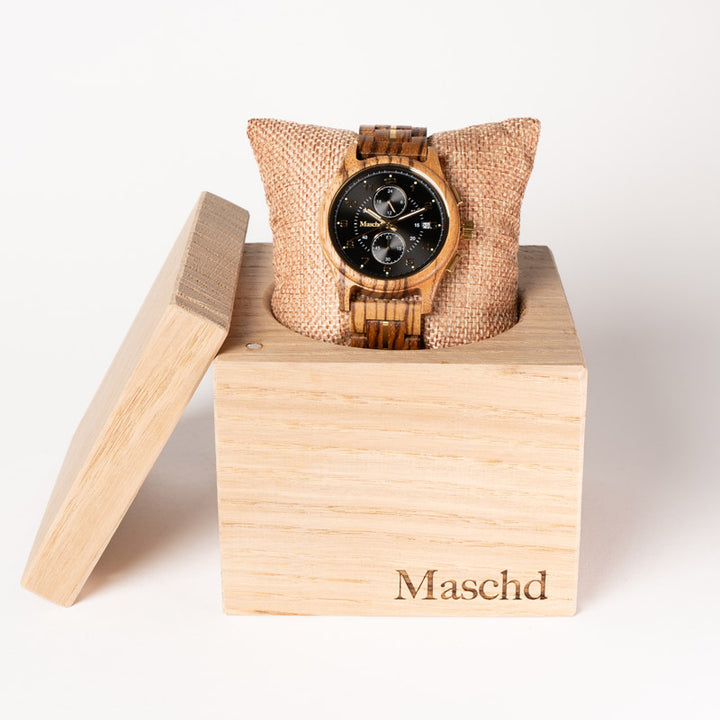 Holzuhr für Herren aus zebrano mit Schwarzem Ziffernblatt und Goldenen Akzentenn in der Passenden Massivholz Eichenwürfel Verpackung 