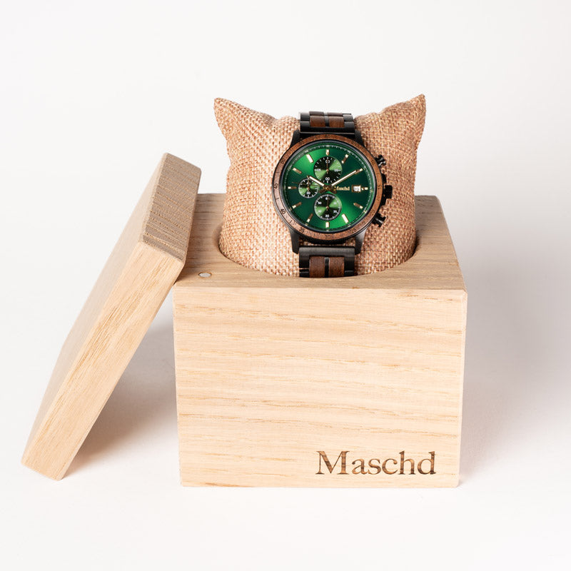 Holzuhr in einer Eichenholz würfelverpackung 