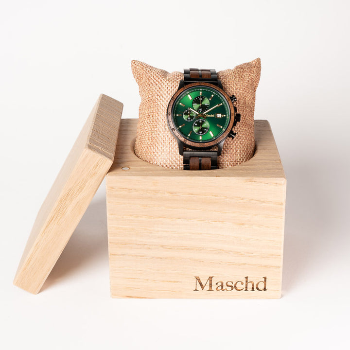 Holzuhr in einer Eichenholz würfelverpackung 