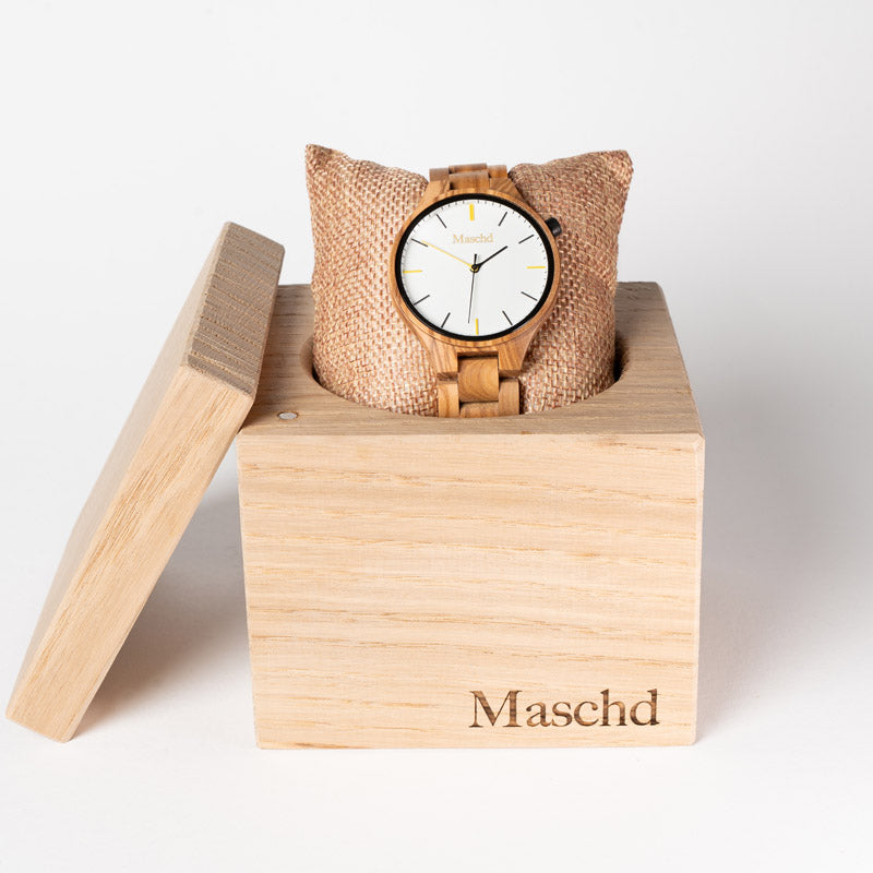 Holzuhr aus Zebrano mit schlichten weißen ziffernblatt in einer passenden eichewürfel verpackung