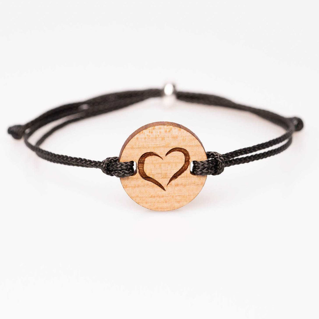 Kirschholz-Armband mit eingraviertem Herz, schwarzes Nylonband, personalisierbarer Holzschmuck – romantische Geschenkidee zum Valentinstag, Jahrestag oder Geburtstag