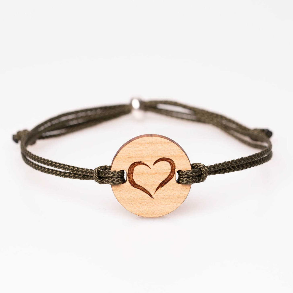 Personalisiertes Holzarmband aus Kirschholz mit filigraner Herz Gravur, olivgrünes Nylonband, handgemachter Holzschmuck – liebevolles Geschenk für Sie oder Ihn