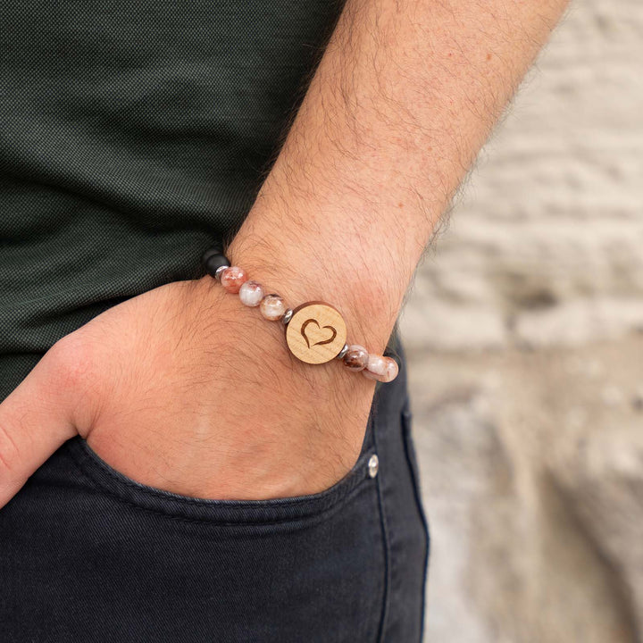 Edelsteinarmband mit Herzgravur auf Kirschholz – kombiniert mit rotem Hematoid-Quarz und schwarzem Onyx als ausdrucksstarkes Schmuckstück