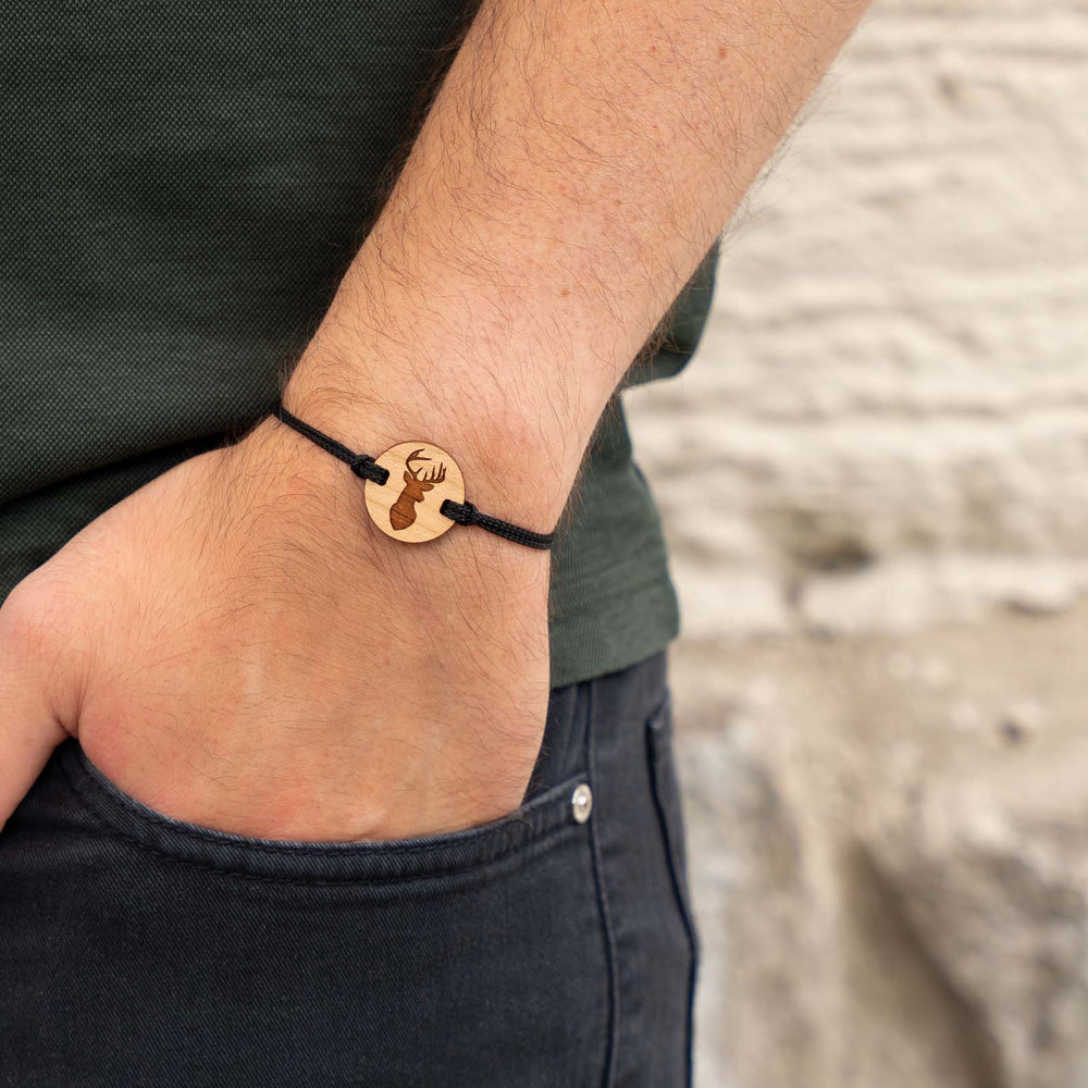 Armband mit Hirschgravur auf Kirschholz – rustikaler Holzschmuck mit schwarzem Nylonband