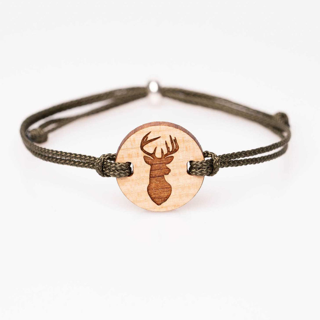 Personalisiertes Holzarmband aus Kirschholz mit gravierter Hirschkopf Silhouette, olivgrünes Nylonband, handgemachter Holzschmuck – ideales Geschenk für Jäger, Naturfreunde und Waldliebhaber