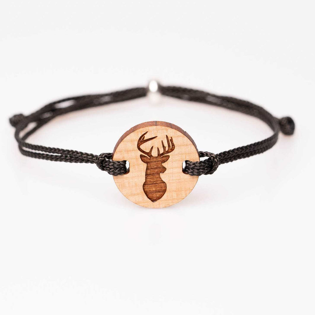 Kirschholz-Armband mit fein gravierter Hirsch Silhouette, schwarzes Nylonband, individualisierbarer Holzschmuck als Geschenk für Jagdfans, Outdoor-Liebhaber oder als Herrenarmband