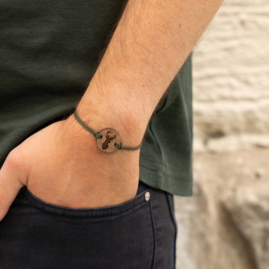 Hirschmotiv auf Nussbaumholz – graviertes Armband mit olivgrünem Band und individueller Personalisierung möglich