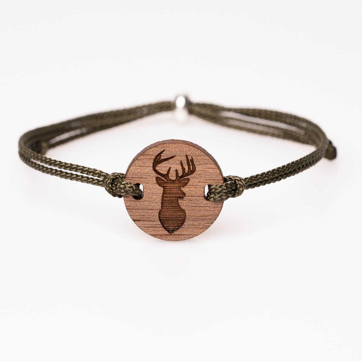 Nussbaumholz-Armband mit gravierter Hirschkopf Silhouette und olivgrünem Nylonband, personalisierter Holzschmuck – besondere Geschenkidee für Naturfreunde