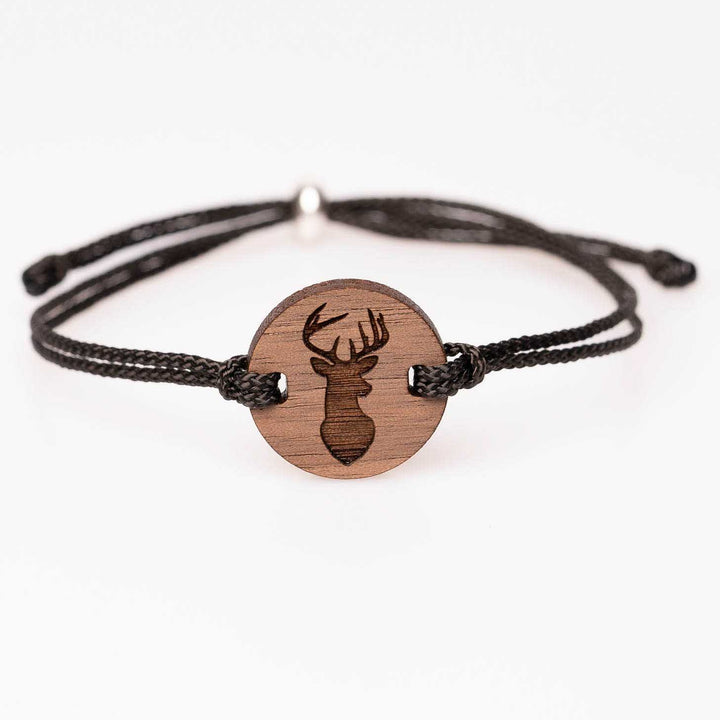 Personalisiertes Armband aus Nussbaumholz mit edler Hirsch Silhouette Gravur, schwarzes Nylonband, einzigartiger Holzschmuck – perfektes Geschenk für Jäger und Waldliebhaber