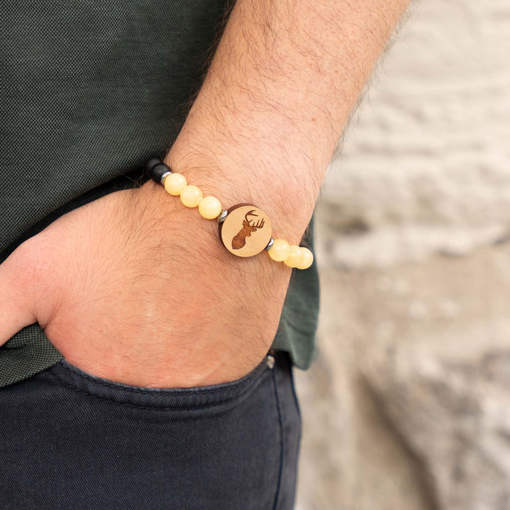 Armband mit graviertem Hirsch auf Kirschholz – gelber Calcit, schwarzer Onyx und individuell gravierbare Rückseite