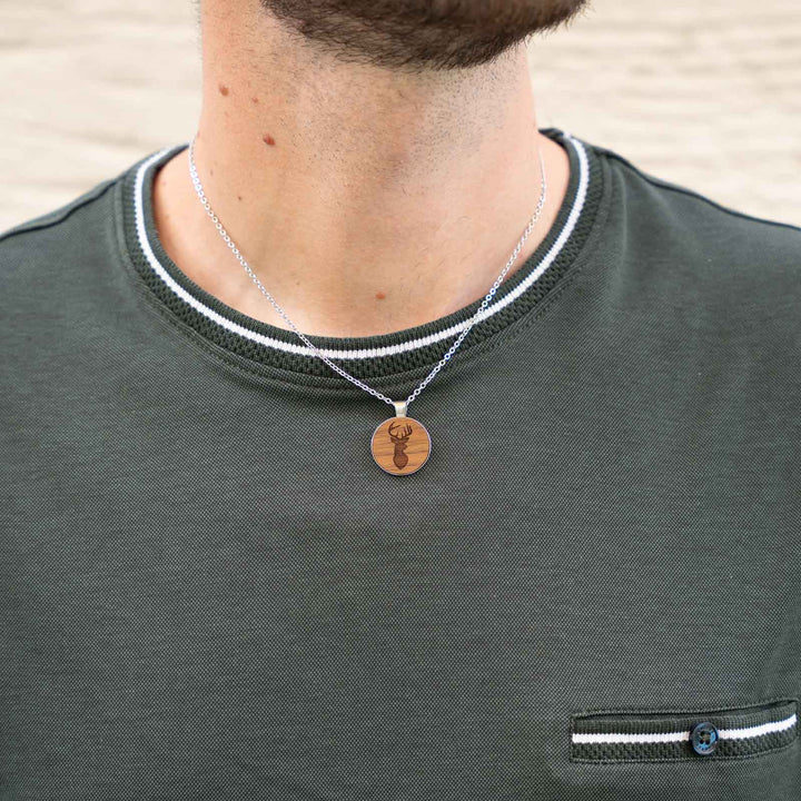 Halskette mit Hirschgravur auf Nussbaumholz – Edelstahlfassung mit rustikalem Holz-Inlay