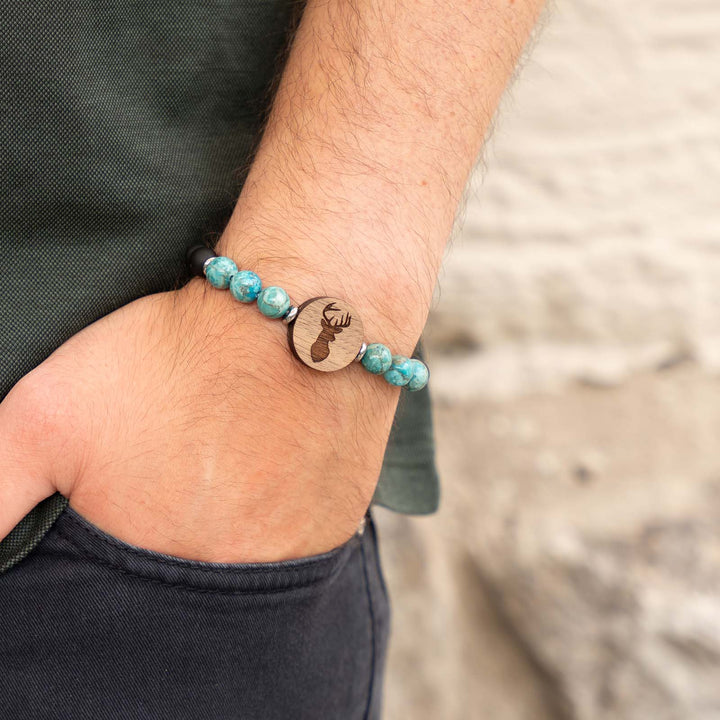 Edelsteinarmband mit Hirschgravur auf Nussbaumholz – kombiniert mit Türkis und schwarzem Onyx für naturnahen Charakterschmuck