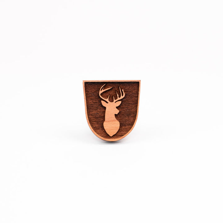 Hirsch pin aus Kirschholz