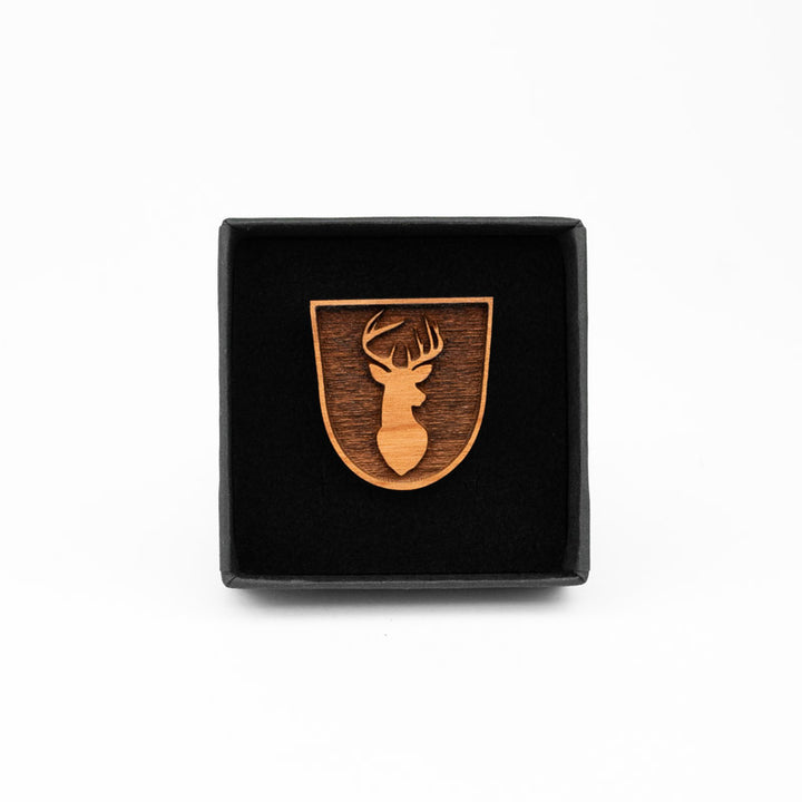 Hirsch pin in Schachtel