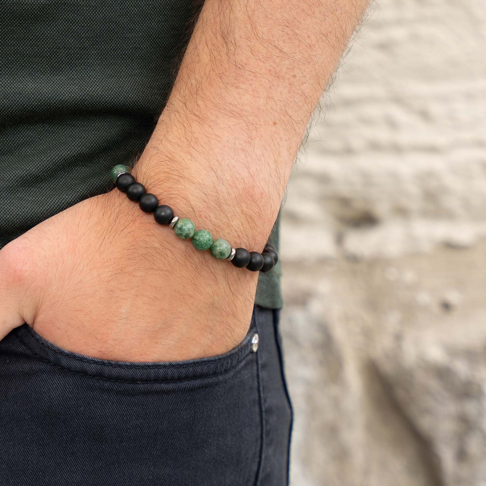 Tragebild eines Edelsteinarmbands aus grüner Jade und schwarzem Onyx – natürlicher Armschmuck mit Bedeutung