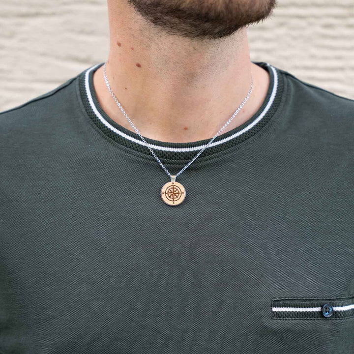 Halskette mit Kompassgravur – Kirschholz-Inlay als Symbol für Orientierung und Freiheit