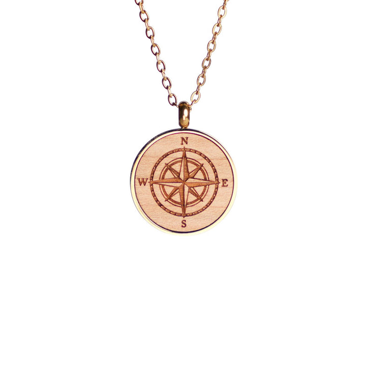 halskette kompass aus kirschholz mit vergoldeten fassung und halskette
