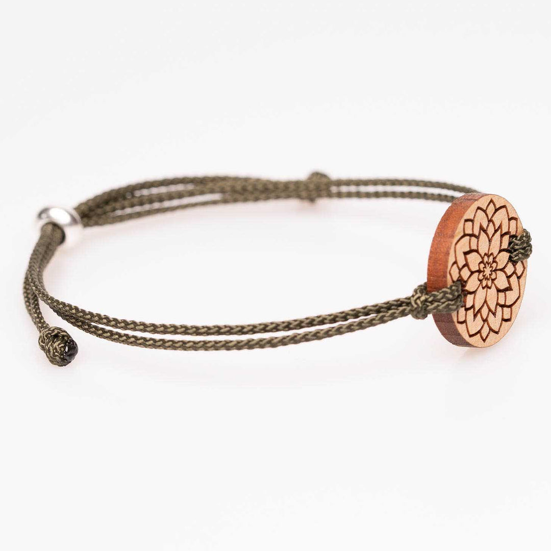 Personalisiertes Geschenk ein Armband aus Kirschholz