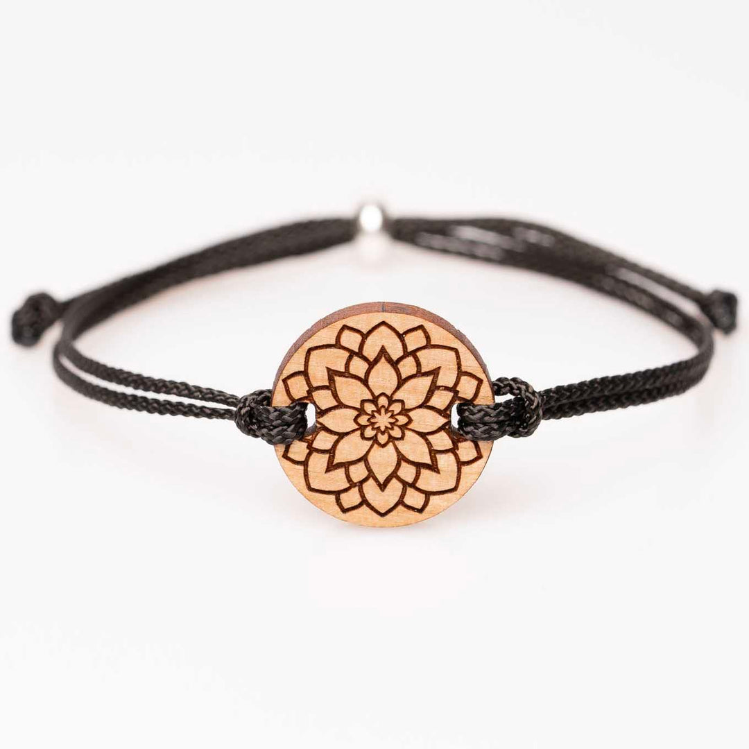 Elegantes Armband aus Kirschholz mit Mandala-Blumen Gravur, schwarzes Nylonband, einzigartiger Holzschmuck – personalisierbares Accessoire und besondere Geschenkidee